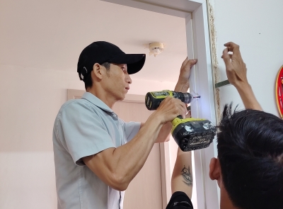 Thay Khung Cửa Gỗ Mối Mục Tại Chung Cư Tam Phú, Thủ Đức – Giải Pháp Khung Nhựa Composite Màu Trắng Hiện Đại