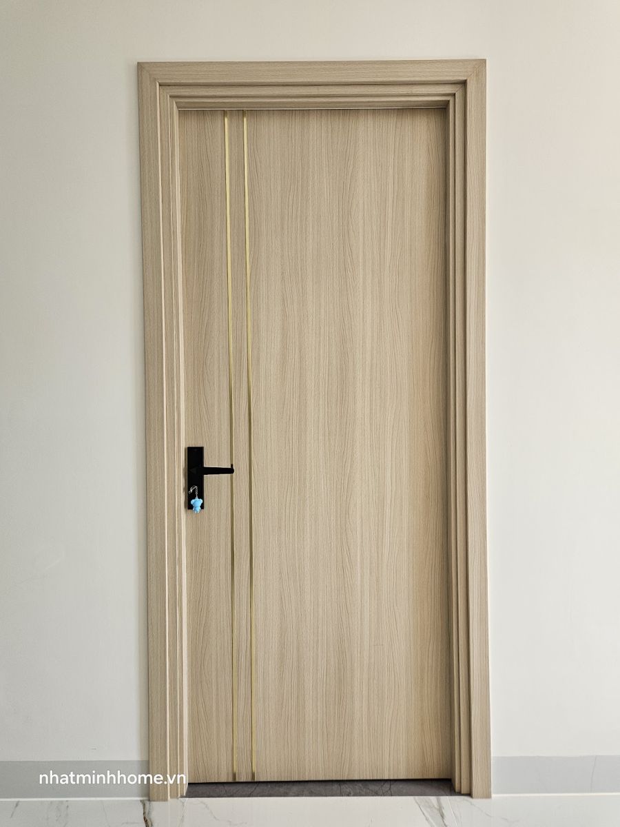 cửa căn hộ dịch vụ nổi bật với  2 sọc chỉ nhôm thẳng đứng