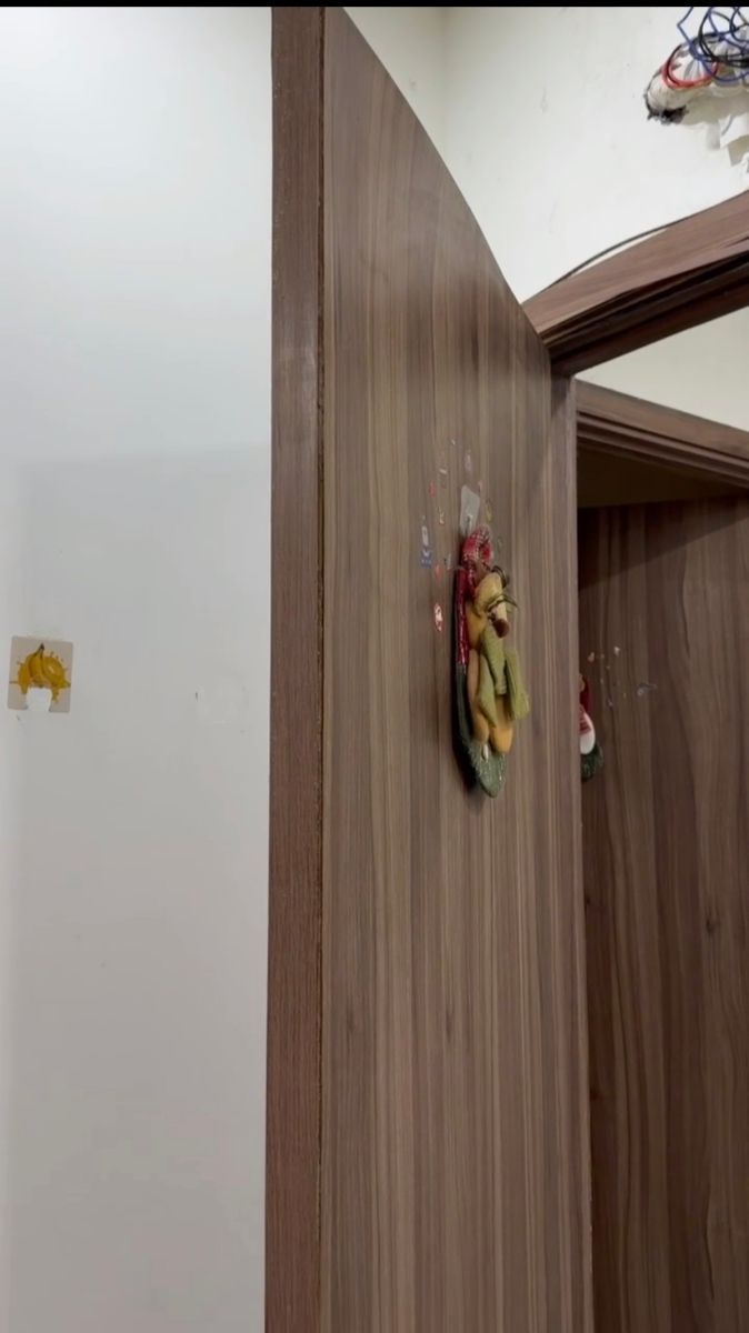 Cận cảnh mép cánh cửa gỗ công nghiệp bị trương nở, mục nát