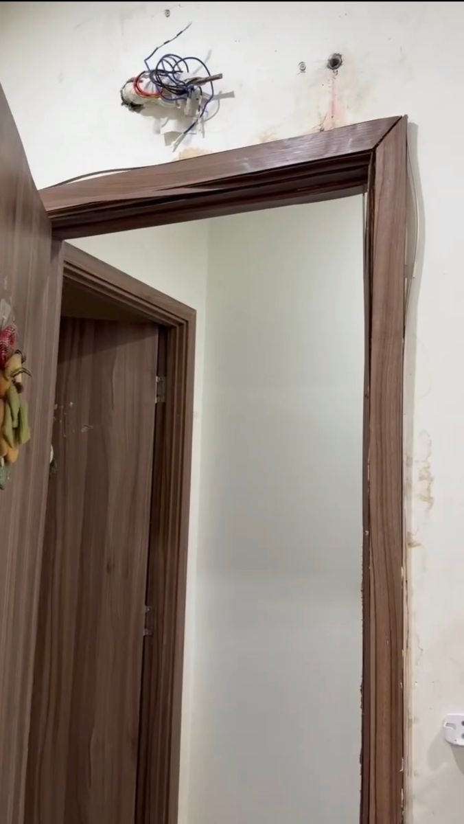 Khung bao và nẹp chỉ cửa gỗ bị nước làm bong tróc tại chung cư Elite Quận 8