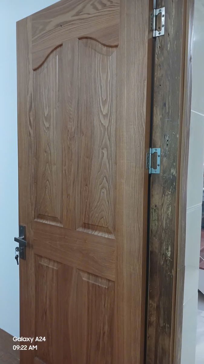 Chân khung cửa gỗ bị mục và phồng do ẩm nước