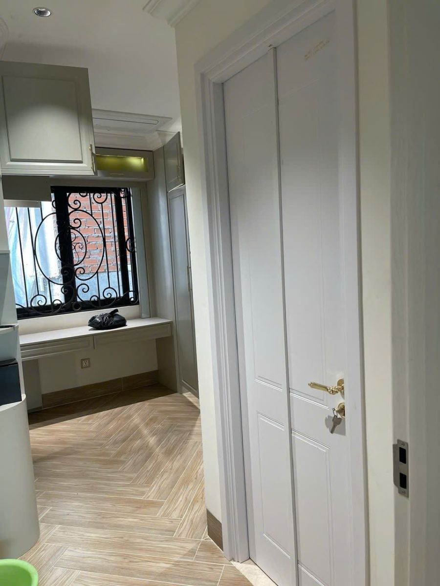 cửa 2 cánh gập nhựa composite màu trắng B9