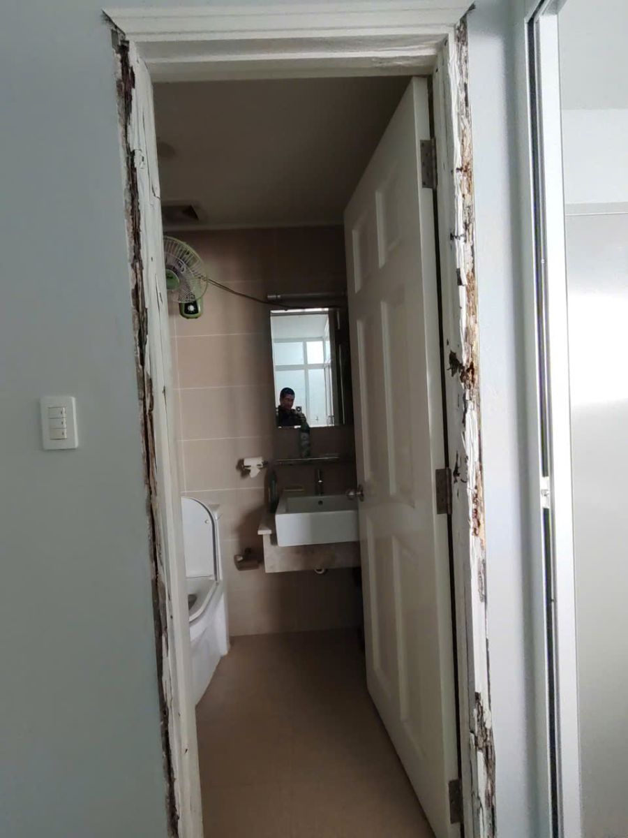 khung cửa gỗ bị mối mọt ăn mục khung