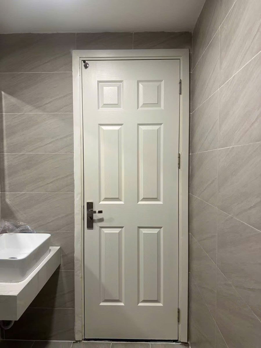 Khung bao cửa bị mối mọt đục khoét khiến khung bị bọng rỗng bên trong