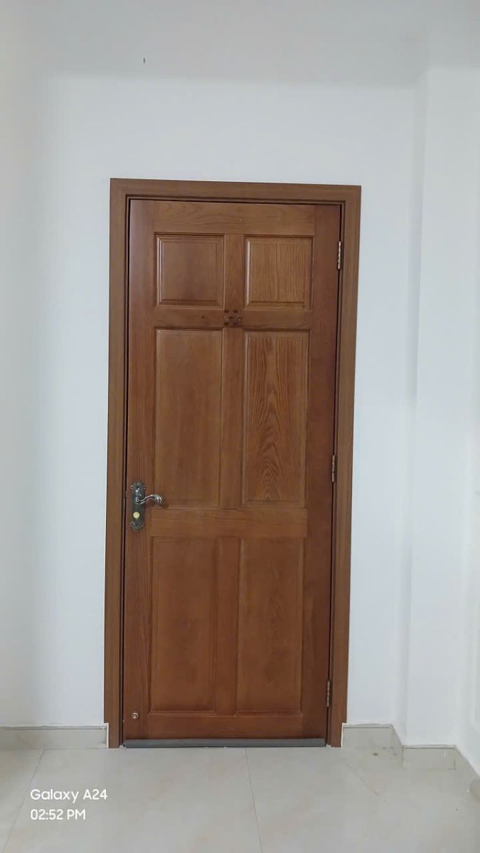 hình ảnh khung cửa gỗ được thay bằng khung cửa nhựa Composite