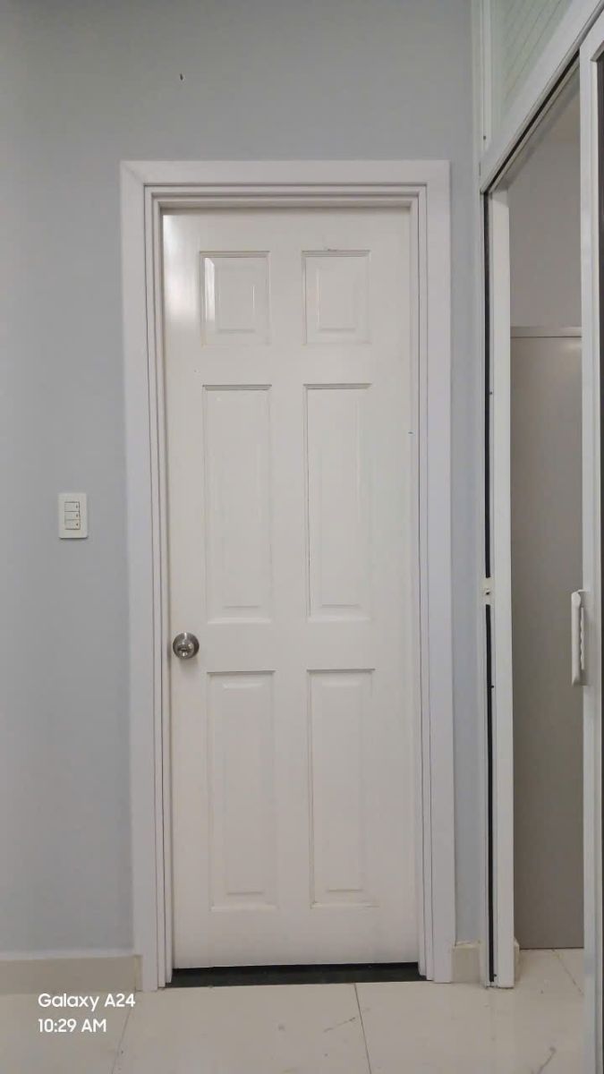 Hình ảnh thực tế bộ cửa sau khi đã được Nhật Minh Home thay xong khung bao nhựa Composite hoàn thiện vuông vắn, kín khít, tông màu đồng bộ vô cùng thẩm mỹ tại Quận 7.