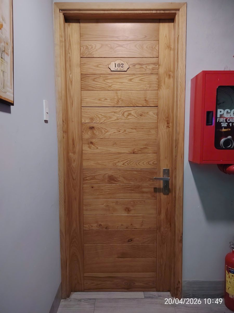 hiện trạng khung cửa gỗ bị mối mọt từ bên trong