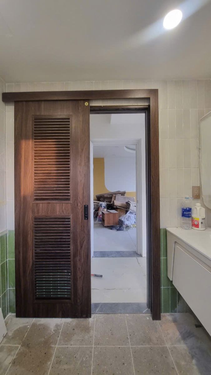 cửa nhà vệ sinh dạng lùa chất liệu nhựa composite