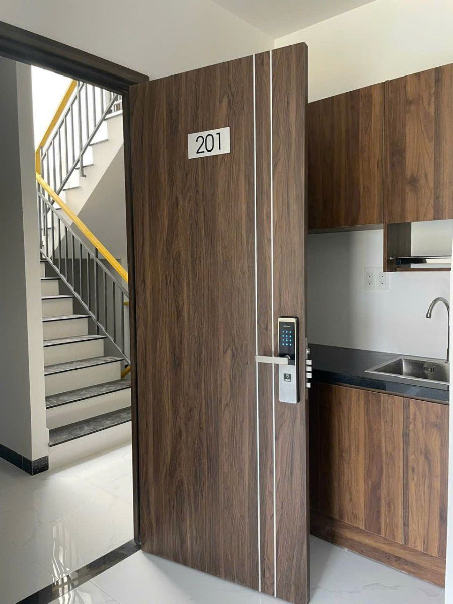 cửa nhựa composite lắp đặt căn hộ dịch vụ tại quận 1 hcm