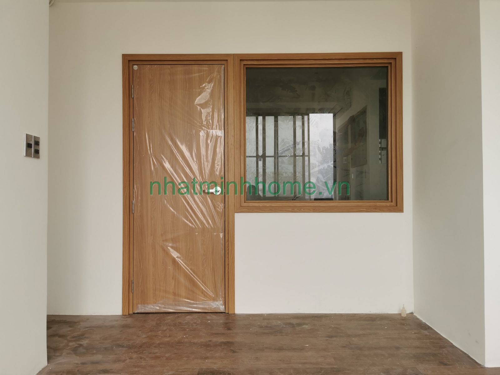 cửa nhựa gỗ composite kết hợp cửa sổ kính lắp tại nhà bè, hcm