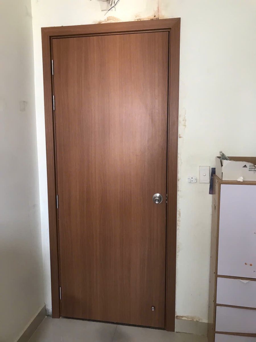 Cửa phòng bị trương nở ẩm nước được thay bằng cửa nhựa Composite chống nước