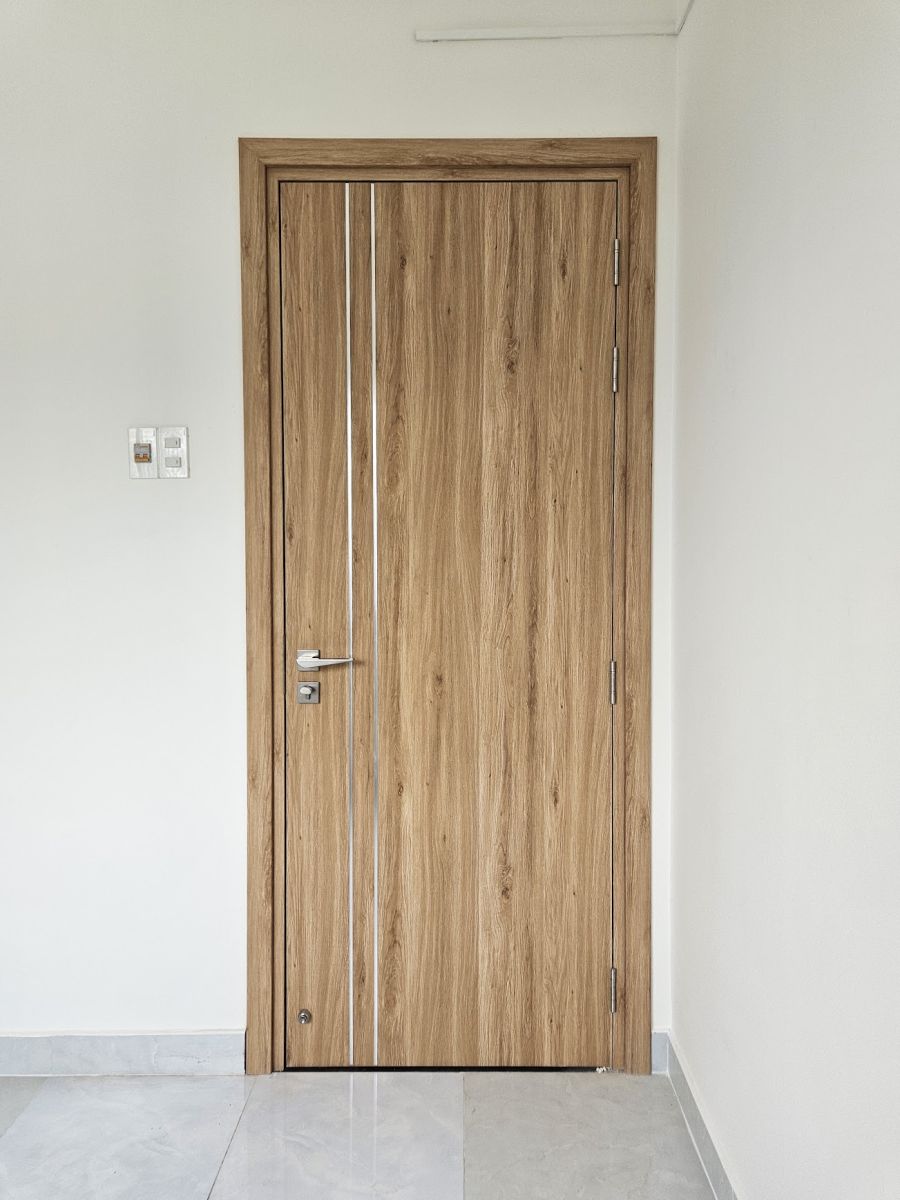 cửa phòng ngủ nhựa composite đẹp hiện đại với 2  sọc chỉ nhôm