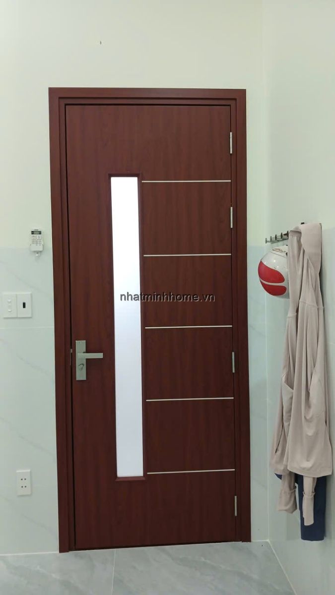 cửa phòng ngủ có ô kính dài tạo điểm nhân