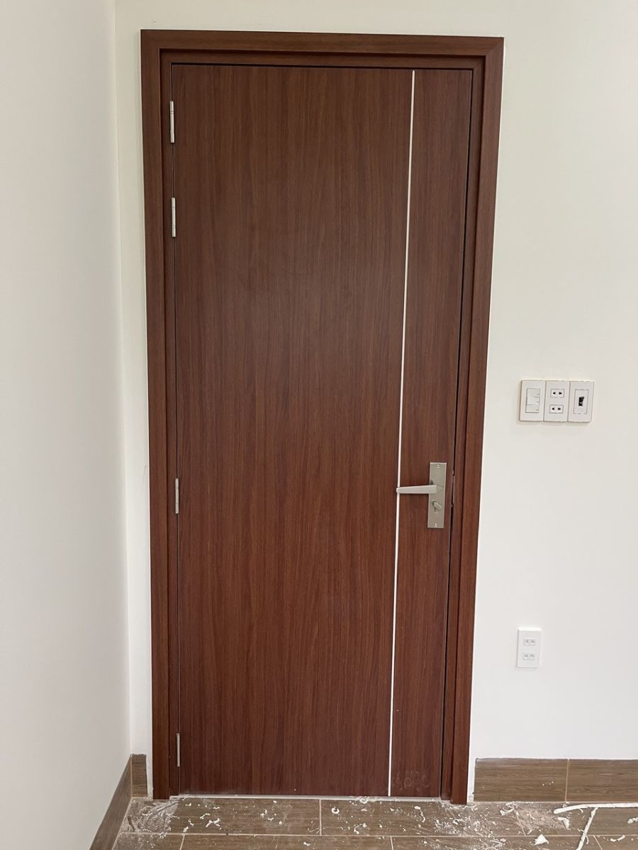 cửa nhà vệ sinh nhựa composite đơn giản với cánh phẳng chạy 1 sọc chỉ dọc