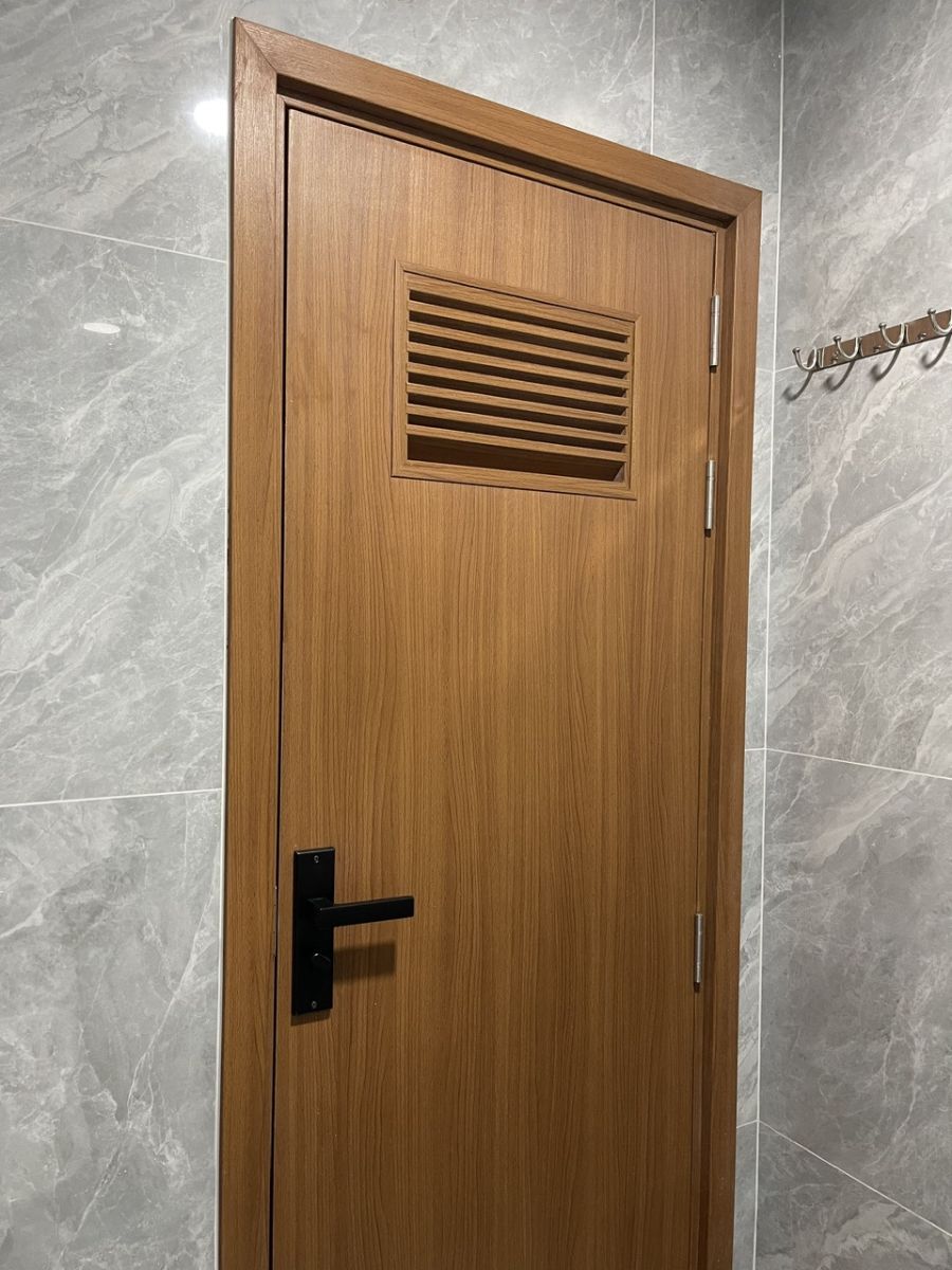 cửa toilet nhựa composite hiệu an gia phát có ô lá sách thông gió