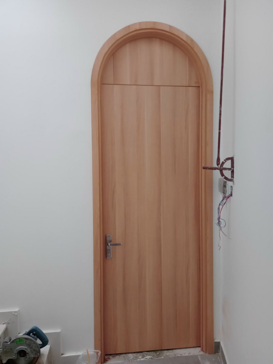 cửa vòm gỗ melamine cánh phẳng có gắn ô fix cố định