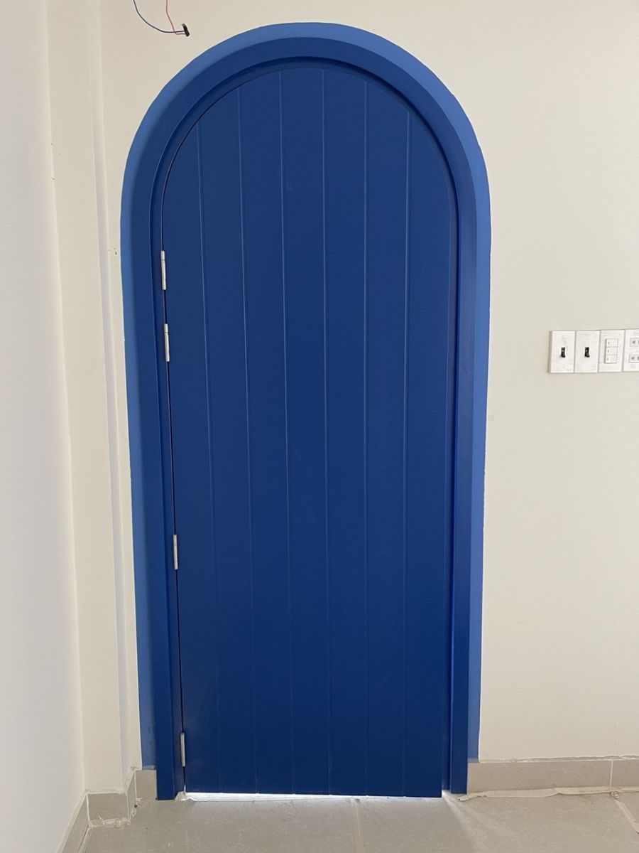 cửa toilet thiết kế dạng vòm tạo điểm nhấn tại homestay phước hải