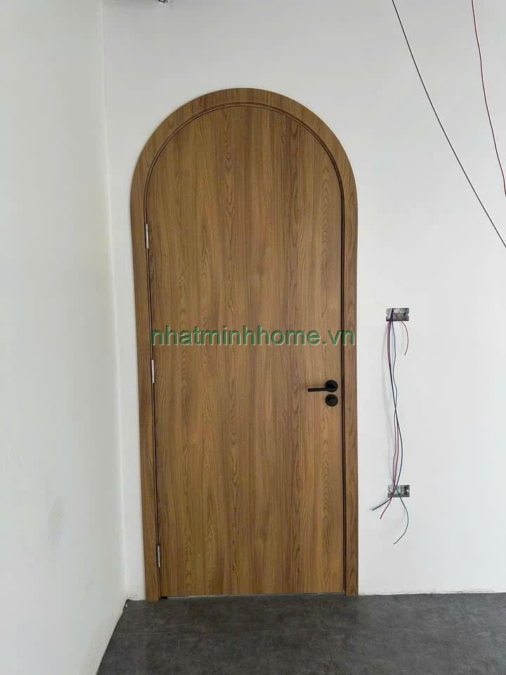 cửa vòm nhựa gỗ composite màu vân gỗ sồi lắp đặt phòng ngủ