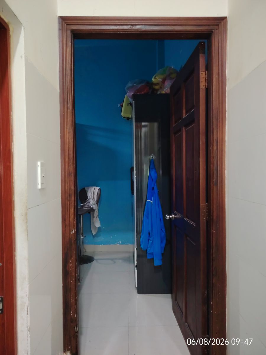 khung gỗ không còn thịt gỗ bên trong khiến cho việc treo cánh bị sệ