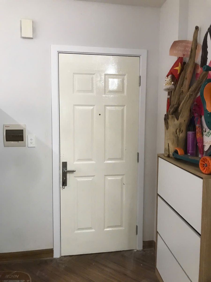 mặt sau của cửa sau khi thay khung nhụa composite