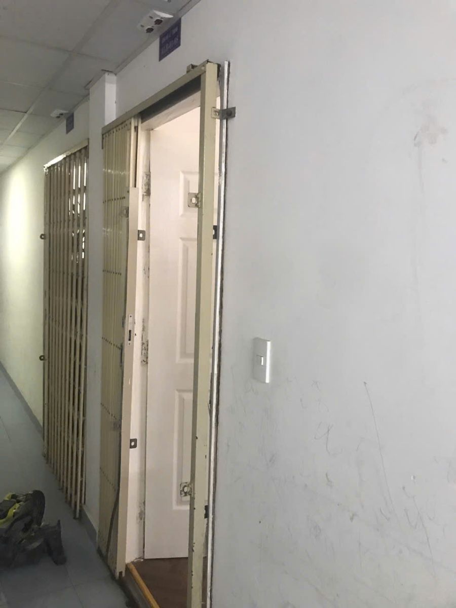 hiện trạng mặt trước của cửa bị mối mọt ăn rỗng bên trong