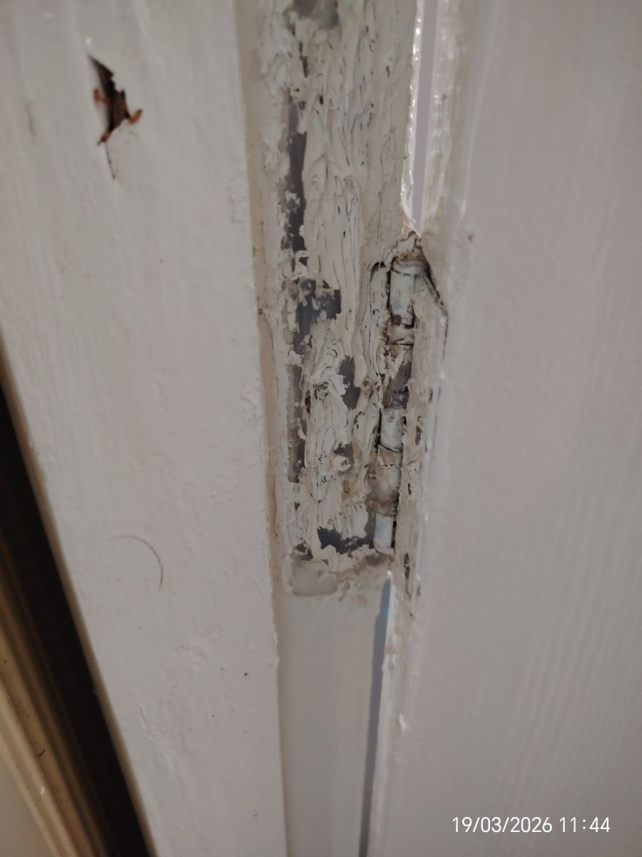 cửa bị xuống cấp nặng