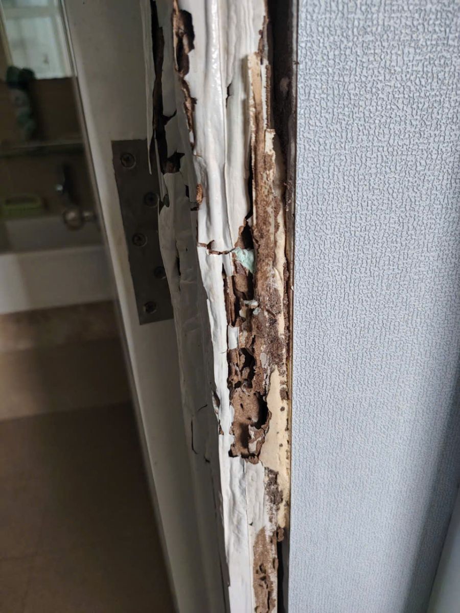 cửa bị xệ không đóng được do khung cửa bị mục làm bung bản lề