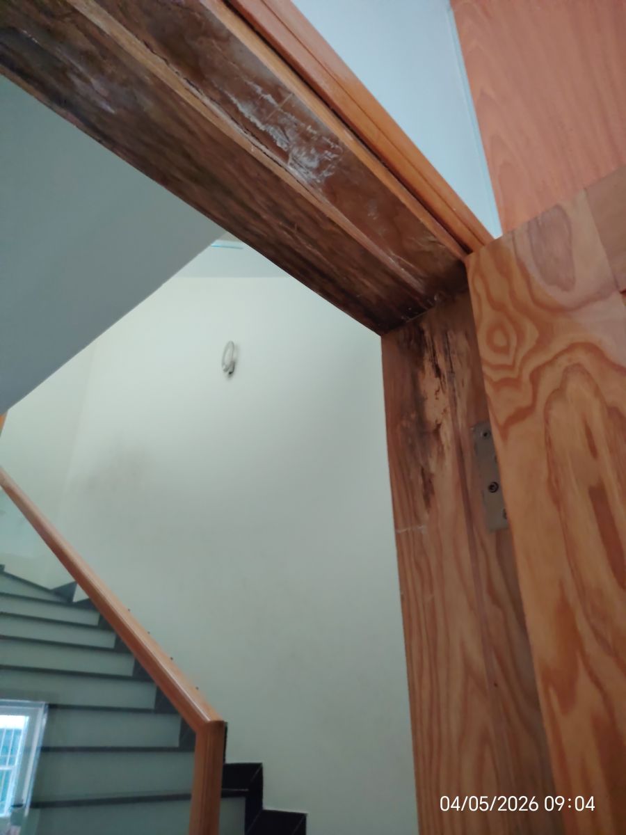 khung cửa bị mối mọt sệ cánh, có khả năng bị rơi bất cứ lúc nào