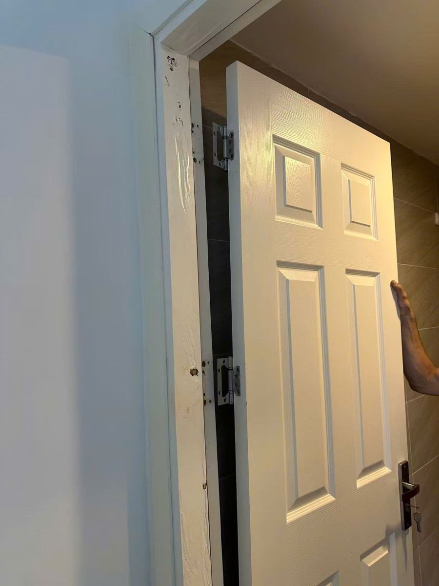 Khung cửa gỗ bị mục nát không còn khả năng giữ cánh