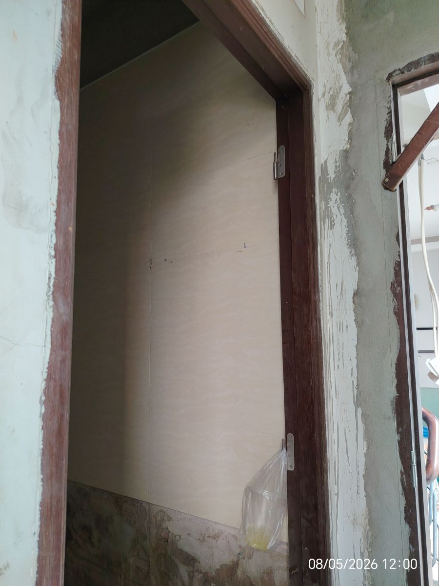 khung cửa bị mối mọt, xập xệ