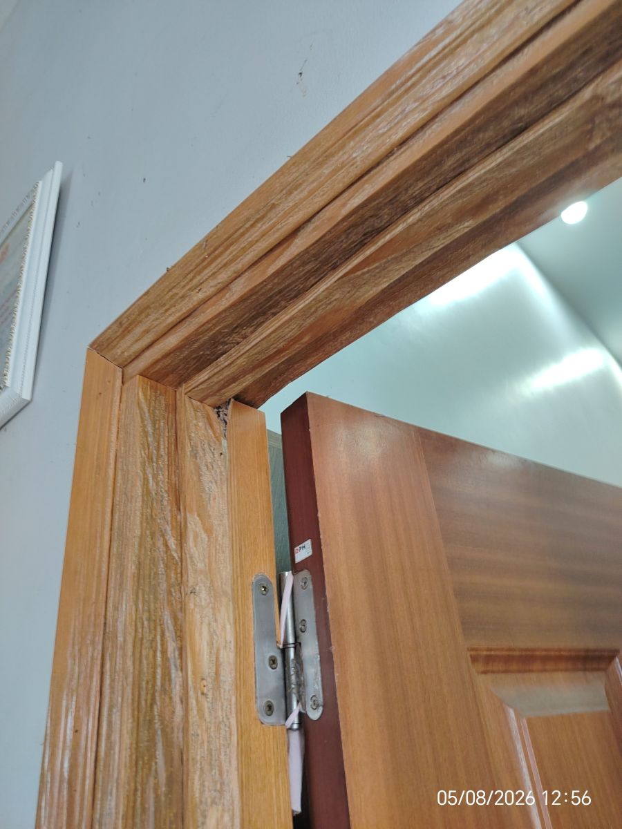 khung cửa gỗ bị mối mọt khiên cánh đóng mở bị cấn