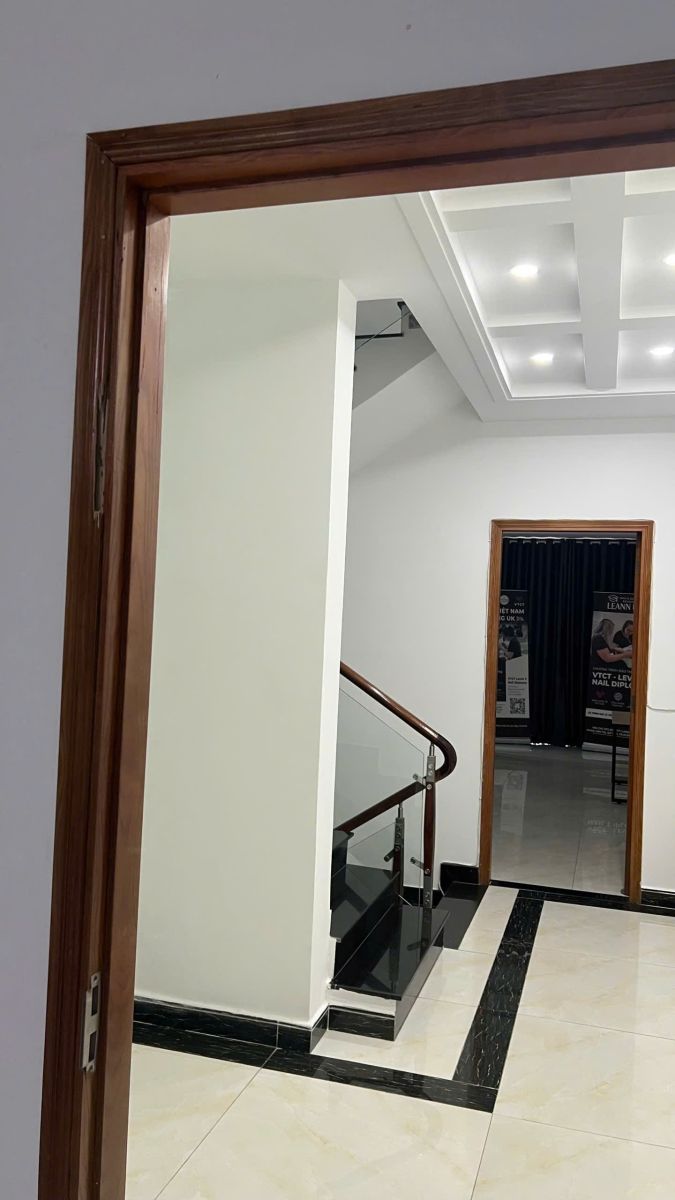 khung cửa gỗ bị mục gây mất thẩm mỹ cho cửa phòng Spa