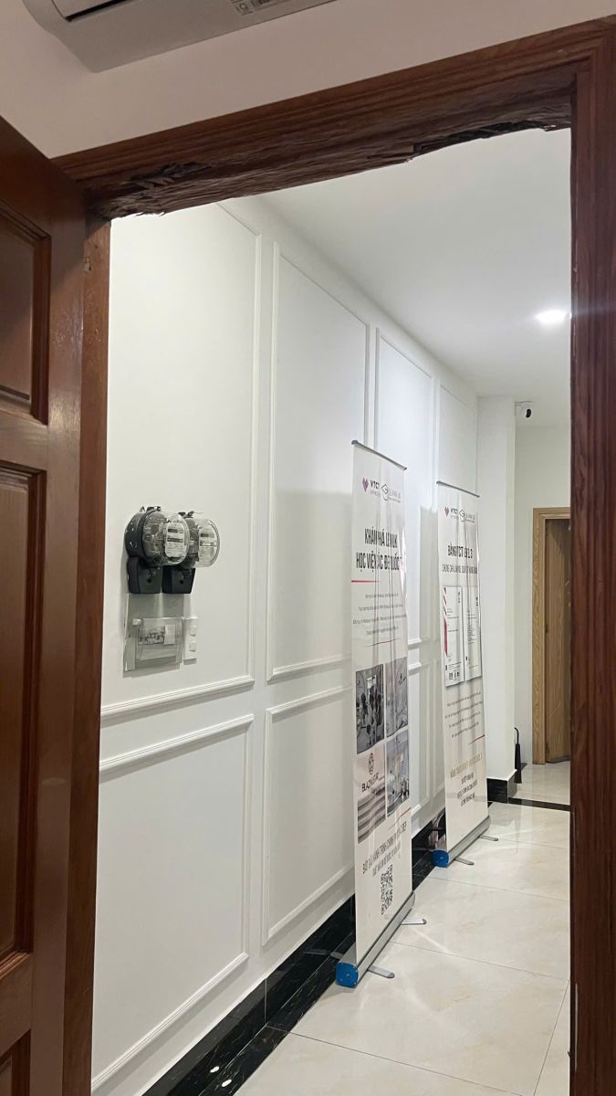 khung cửa gỗ tại Spa bị mối mục