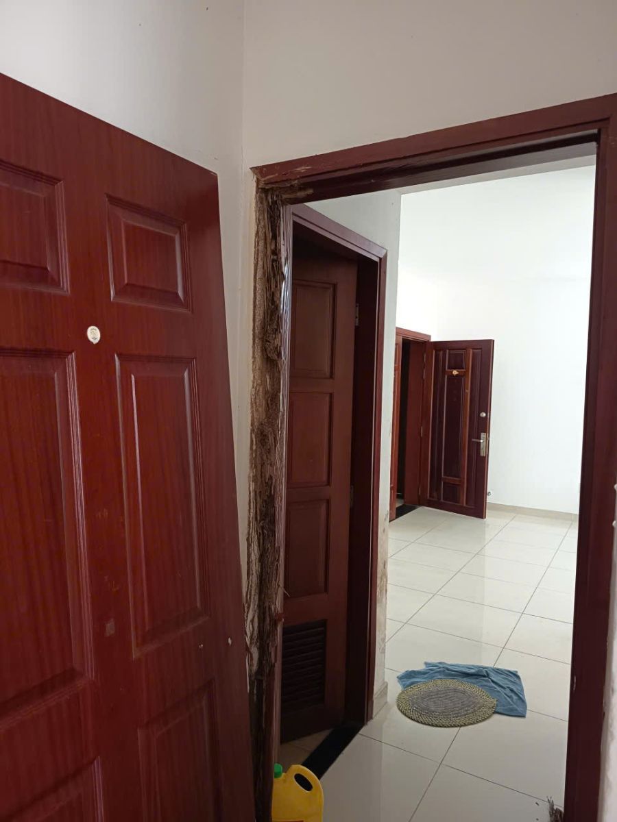 khung cửa bị mục rỗng bên trong không còn khả năng giữ cánh cửa
