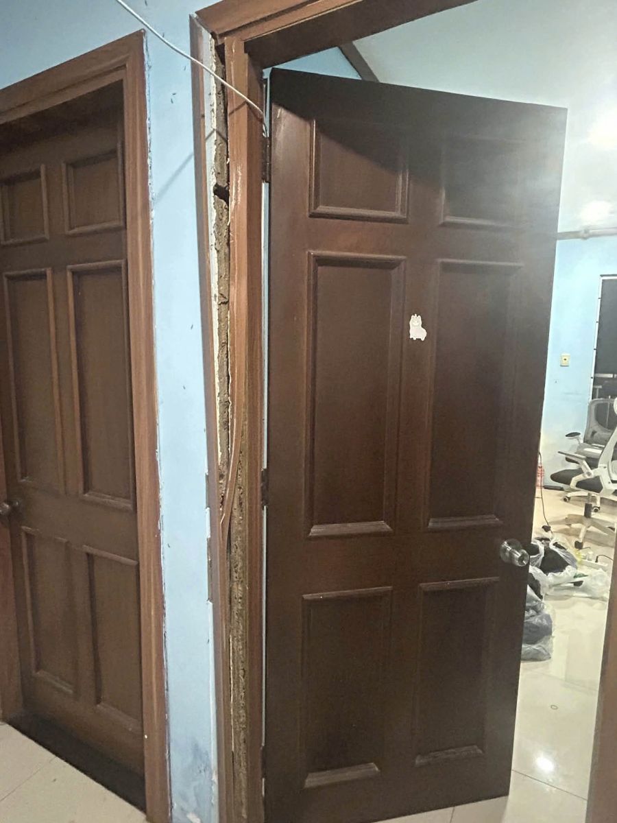 khung cửa gỗ hiện trạng bị mối mọt phá hỏng