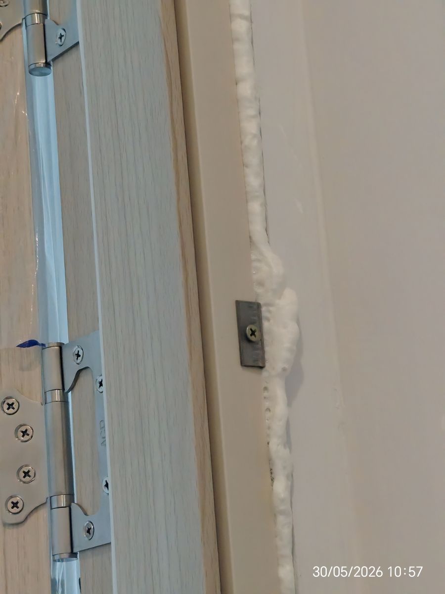 khung cửa được thay đúng kĩ thuật với đầy đủ foam keo, vít ticke