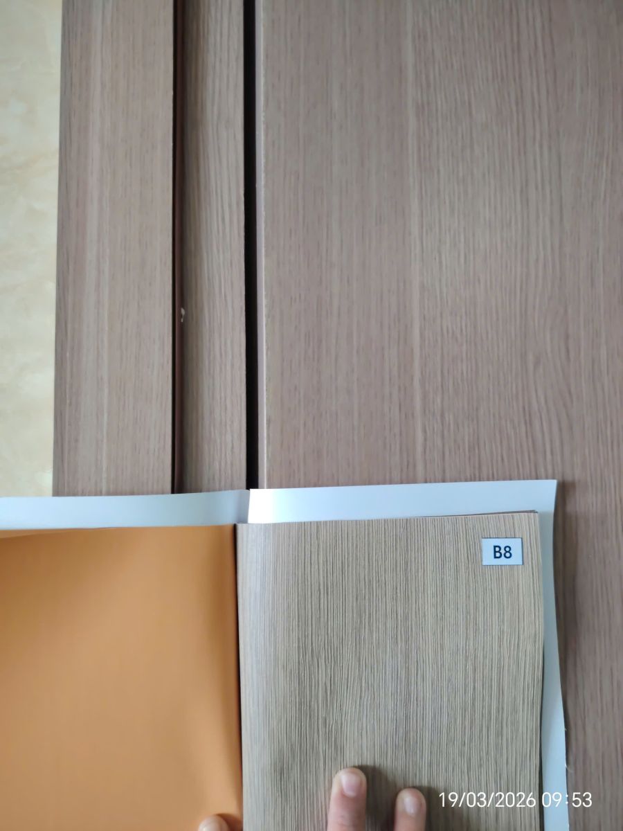 so sánh độ tương đồng màu film nhựa với màu vân cửa gỗ