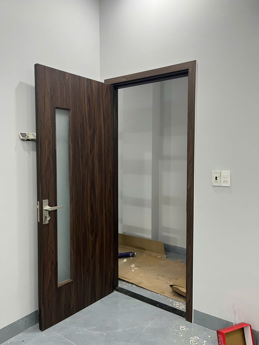 mẫu cửa phòng ngủ nhựa composite có ô kính mờ dài