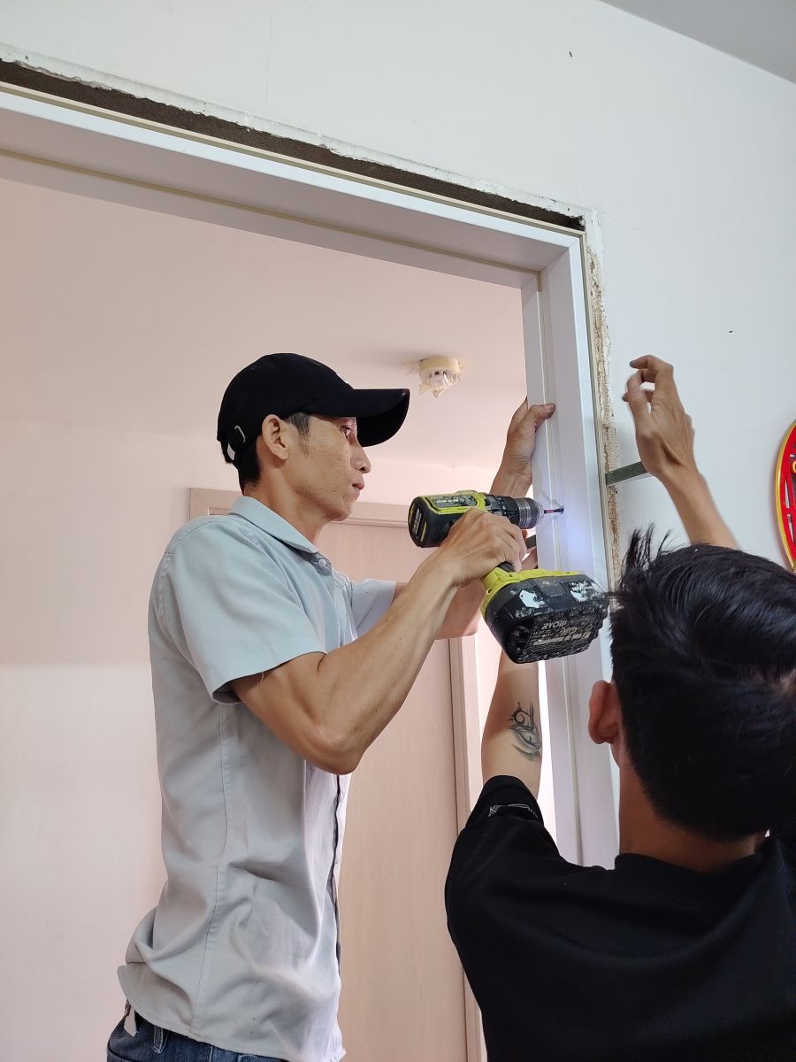 Tháo khung cửa gỗ cũ theo từng đoạn để hạn chế hư tường