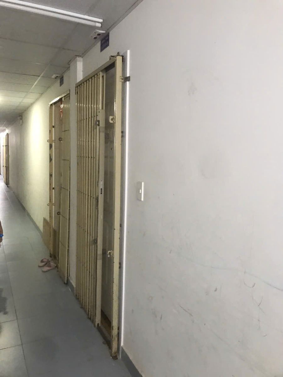 mặt trước của cửa sau khi thay khung nhựa composite