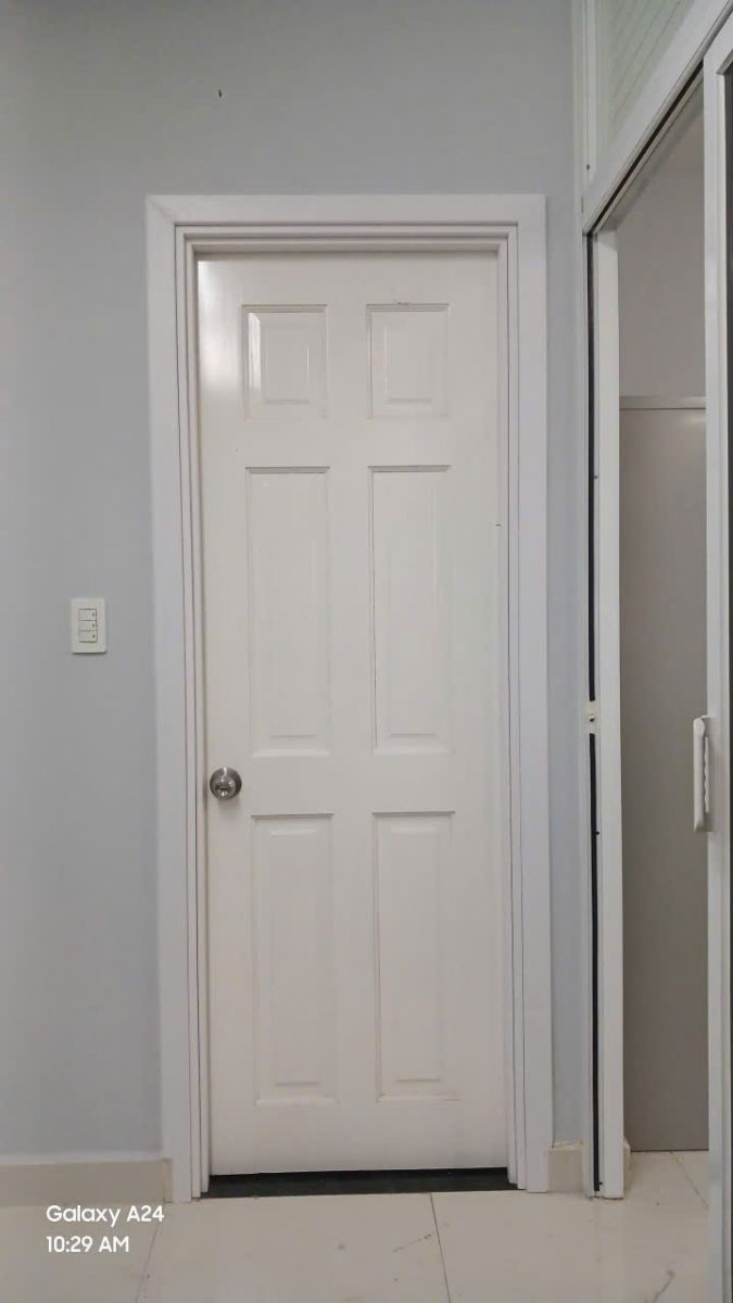 hình ảnh cửa toilet wc sau khi thay khung cửa nhựa composite, giữ lại cánh cửa giúp tiết kiệm chi phí