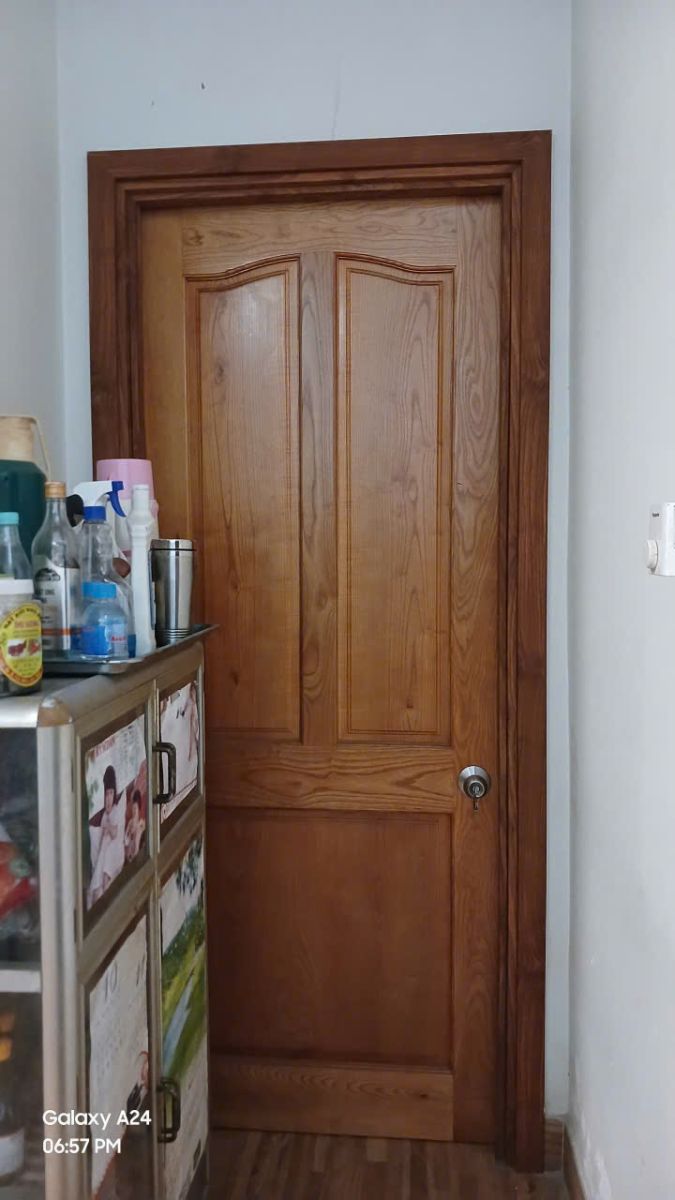 thay khung cửa gỗ phòng ngủ bị mối mọt bằng khung nhựa composite tại Lê Văn Việt Quận 9