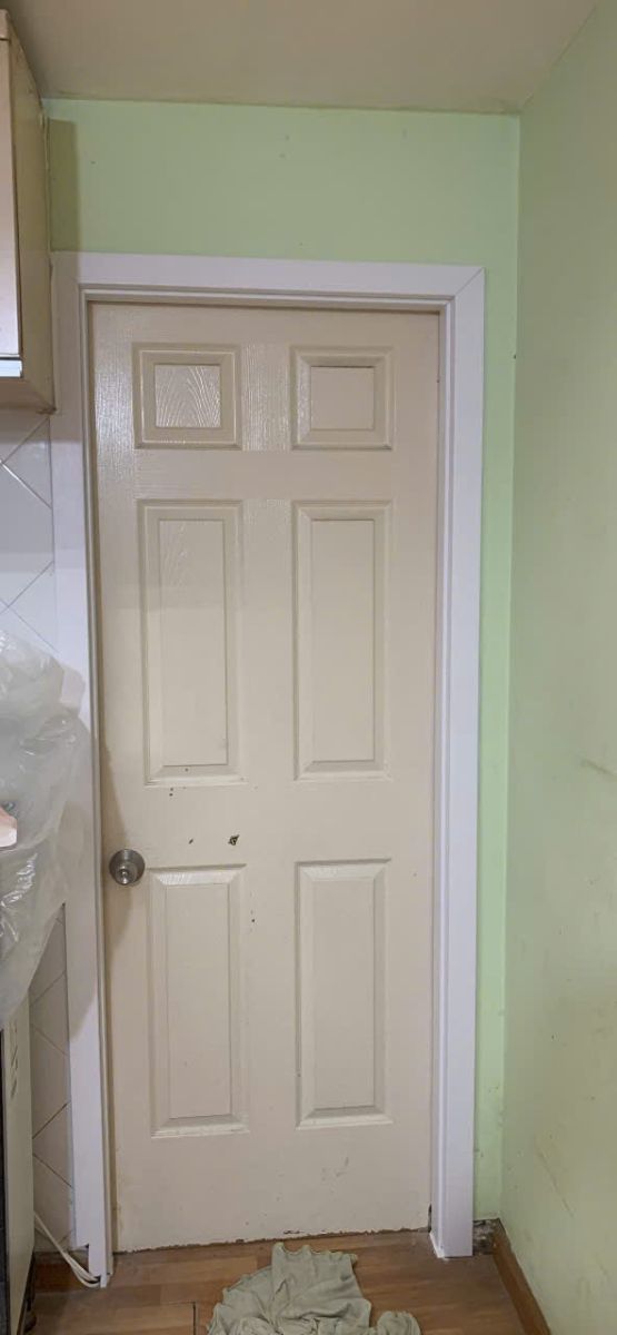khung cửa gỗ bị mối mọt được thay bằng khung cửa nhựa composite bền bỉ 