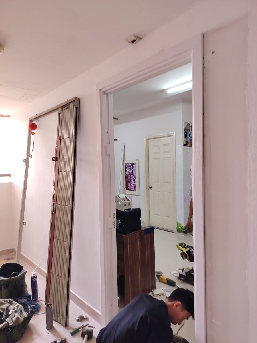 hệ khung lắp ráp với hệ nẹp cài giúp che các khuyết điểm của tường cũ