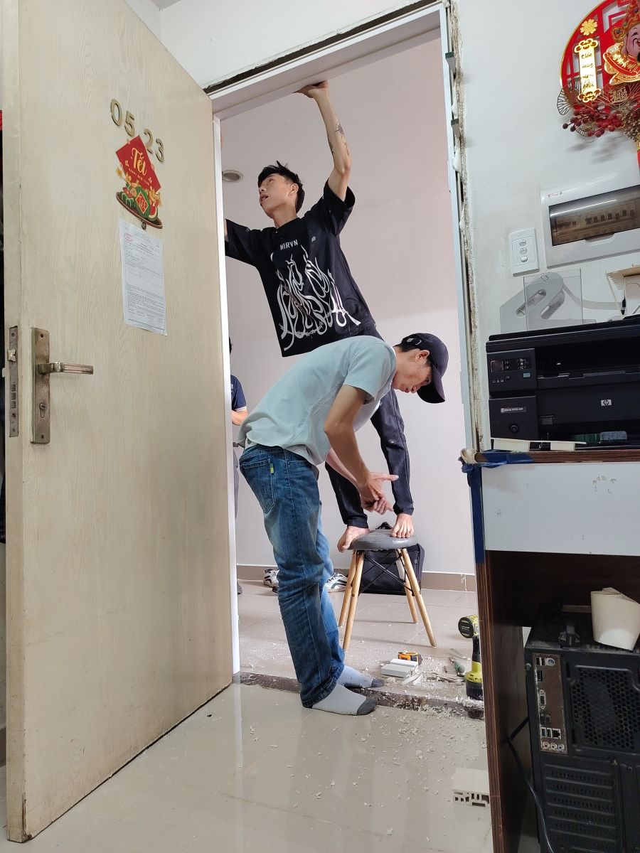 tăng cường cố định khung bằng bọt xốp