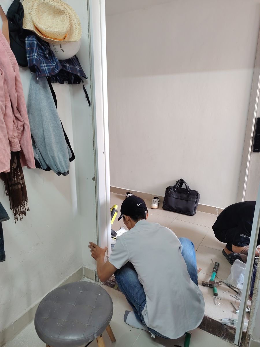 thợ lắp cửa tiến hành cố định khung nhựa bằng vít và tic kê