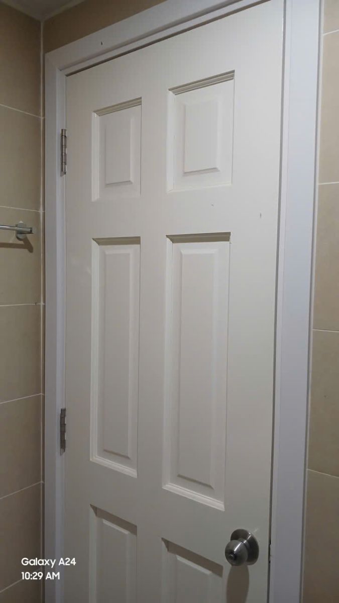 Khung cửa composite thay thế cho bộ khung cửa gỗ đã bị hư hỏng do mối mọt tại chung cư florita Quận u7