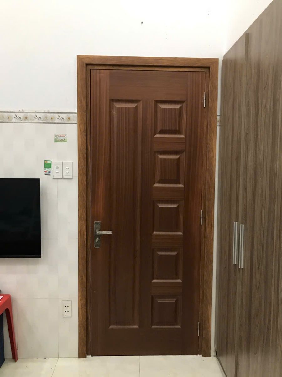 khung cửa gỗ bị mối mọt được thay bằng khung cửa nhựa