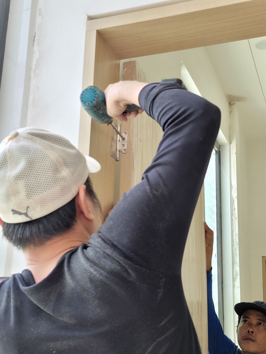 thợ lắp đặt cửa nhựa composite tại nhatminhhome